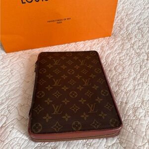 RARE Louis Vuitton Monogram
Agenda Voyage Zip Around
Notebook Cover/Folio